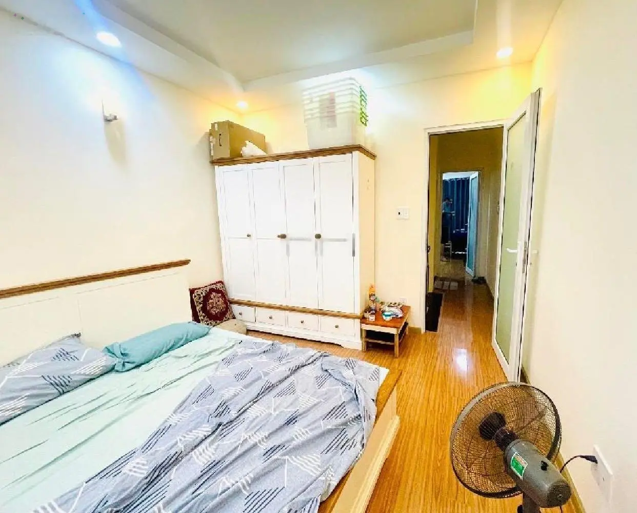 Cần bán gấp nhà 2 tầng Bạch Đằng chỉ 5 tỷ, DT 50m2, tặng lại nội thất, Hẻm xe hơi sát trung tâm.