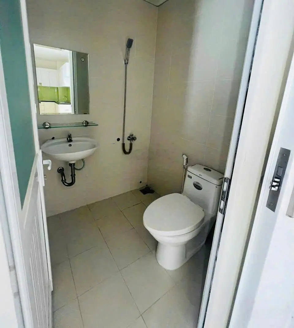 Có 2 căn hộ cần bán, nhà đẹp. Giá bán 1,670 tỷ. Nhà đầy đủ nội thất 1,750 tỷ. LH xem 0928 485 ***