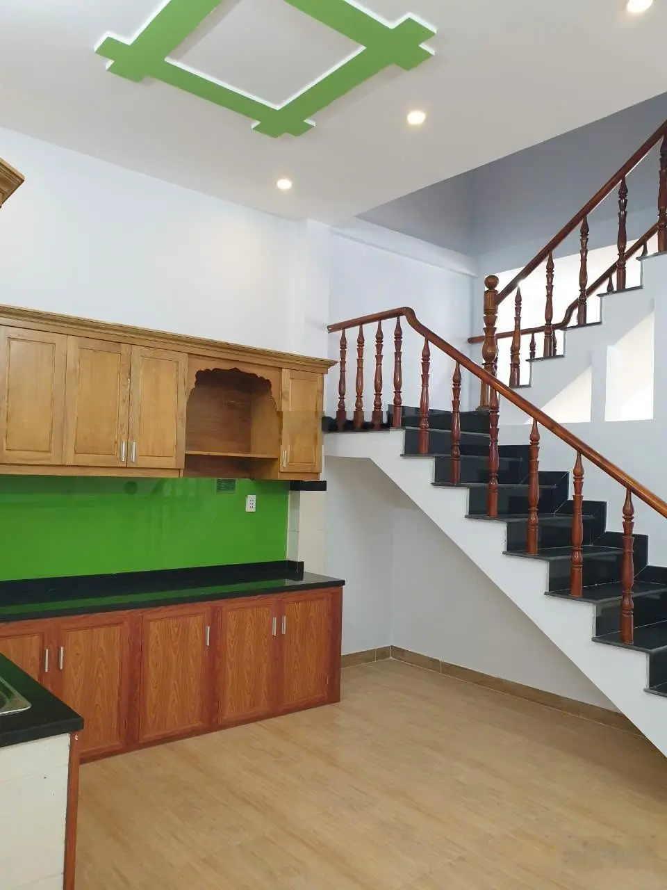 Nhà 1 lầu 4PN , DT : 5 x 19m gần chợ đại hải , đường nhựa xe tải vào tới nhà
