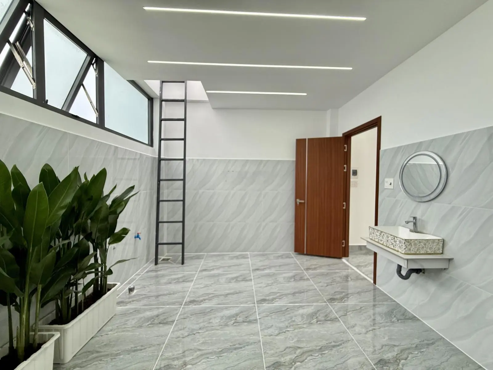Nhà bên Chợ Hạt Điều, đường Dương Thị Mười, DT:4,5x13M, Lửng, 3Lầu, 4PN, Gara ô tô, Sân thượng, Q12