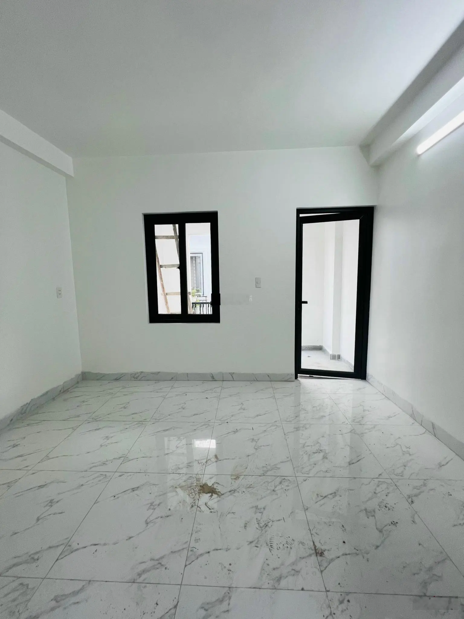 Bán nhà Phố Đại La Cách 2 Nhà Ra Phố Trước Nhà Rộng 5M ngay Ngã Tư Vọng Lô Góc 5 Tầng Xây Mới