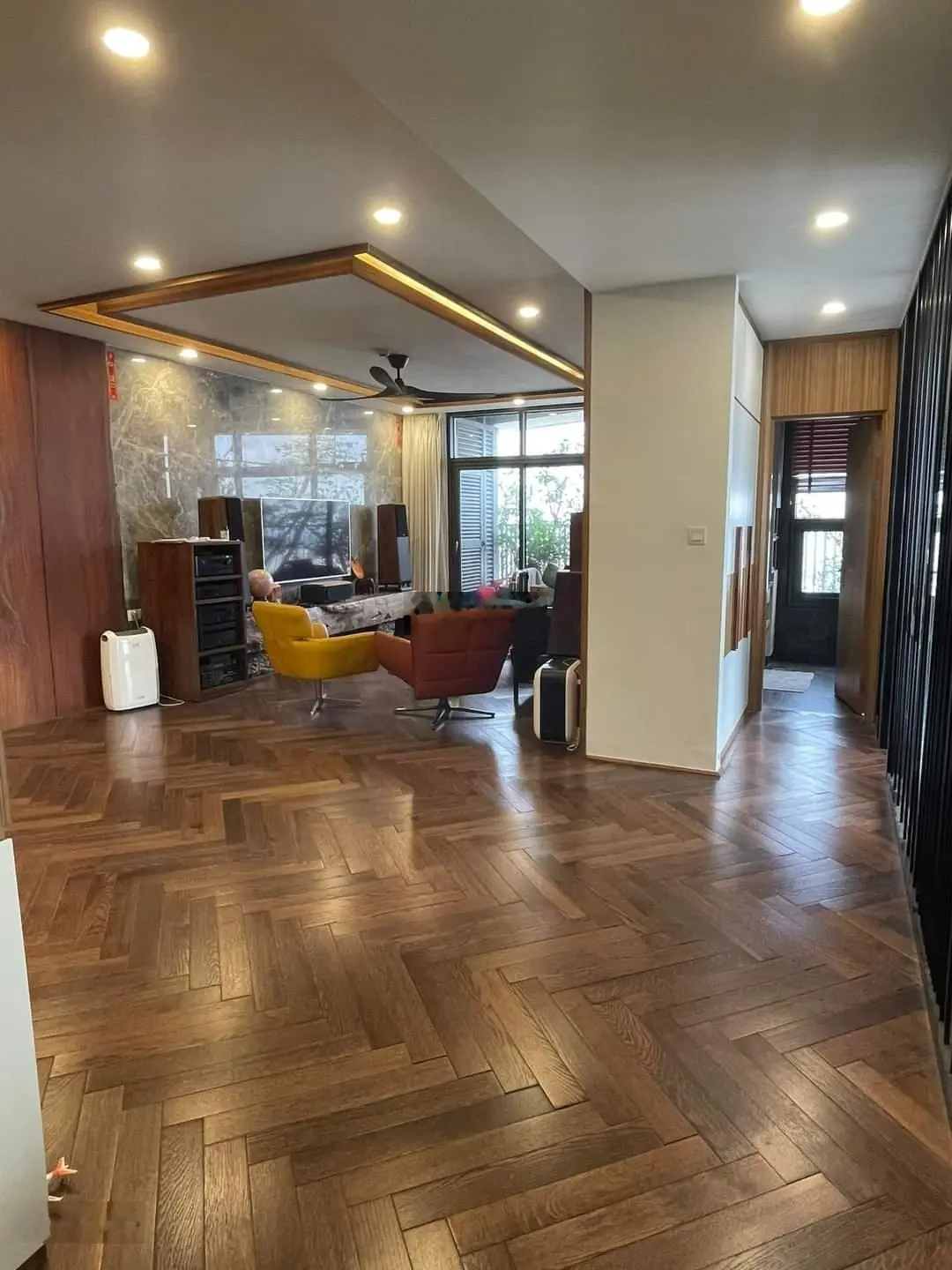 Bán căn hộ góc 3 phòng ngủ 130m2, giá 6.3 tỷ, tại tòa Capital Garden, ngõ 102 Trường Chinh