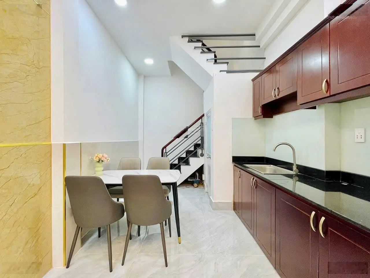 Giá 3 tỷ 190. bán nhà thích quảng đức, phú nhuận. hẻm xe hơi. ngay sau mt nguyễn thượng hiền