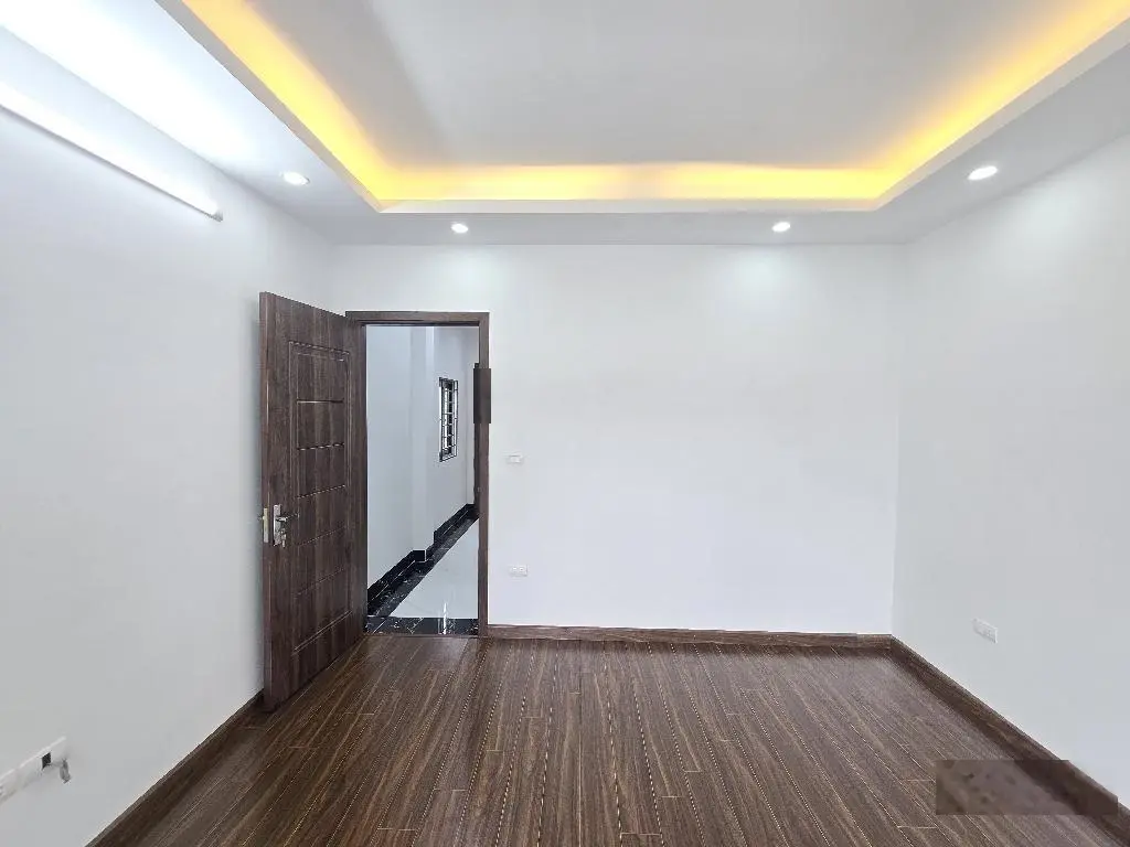 Chính chủ gửi bán. Căn nhà tại Linh Đường. Hoàng Mai view hồ Linh Đàm. cách BX Nước Ngầm 100m. 5tỉ