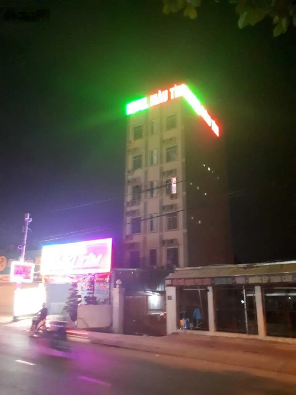 Khách sạn 6 tầng lung linh, 161m2 mặt tiền Hà Huy Giáp, 32 phòng, có sân đậu ô tô