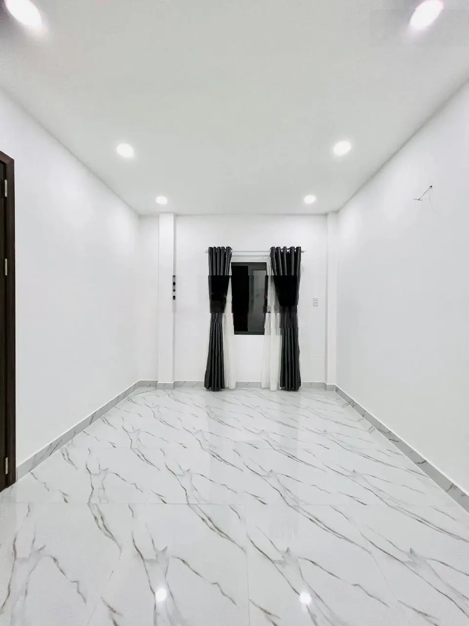 Chỉ 3,3 tỷ! Nhà 63m² gần chợ Trần Hữu Trang xây 1 trệt 2 lầu. Gần bờ kè đủ tiện ích,hẻm oto. Sổ sẵn