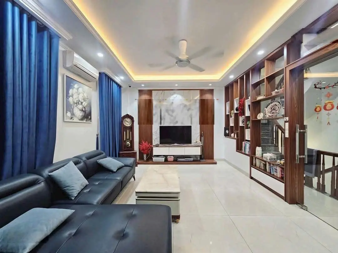 Nhỉnh 12 Tỷ Nhà 6 Tầng Oto vào nhà, Cách Phố 1 Nhà, Lô góc, Trung Tâm Cầu Giấy