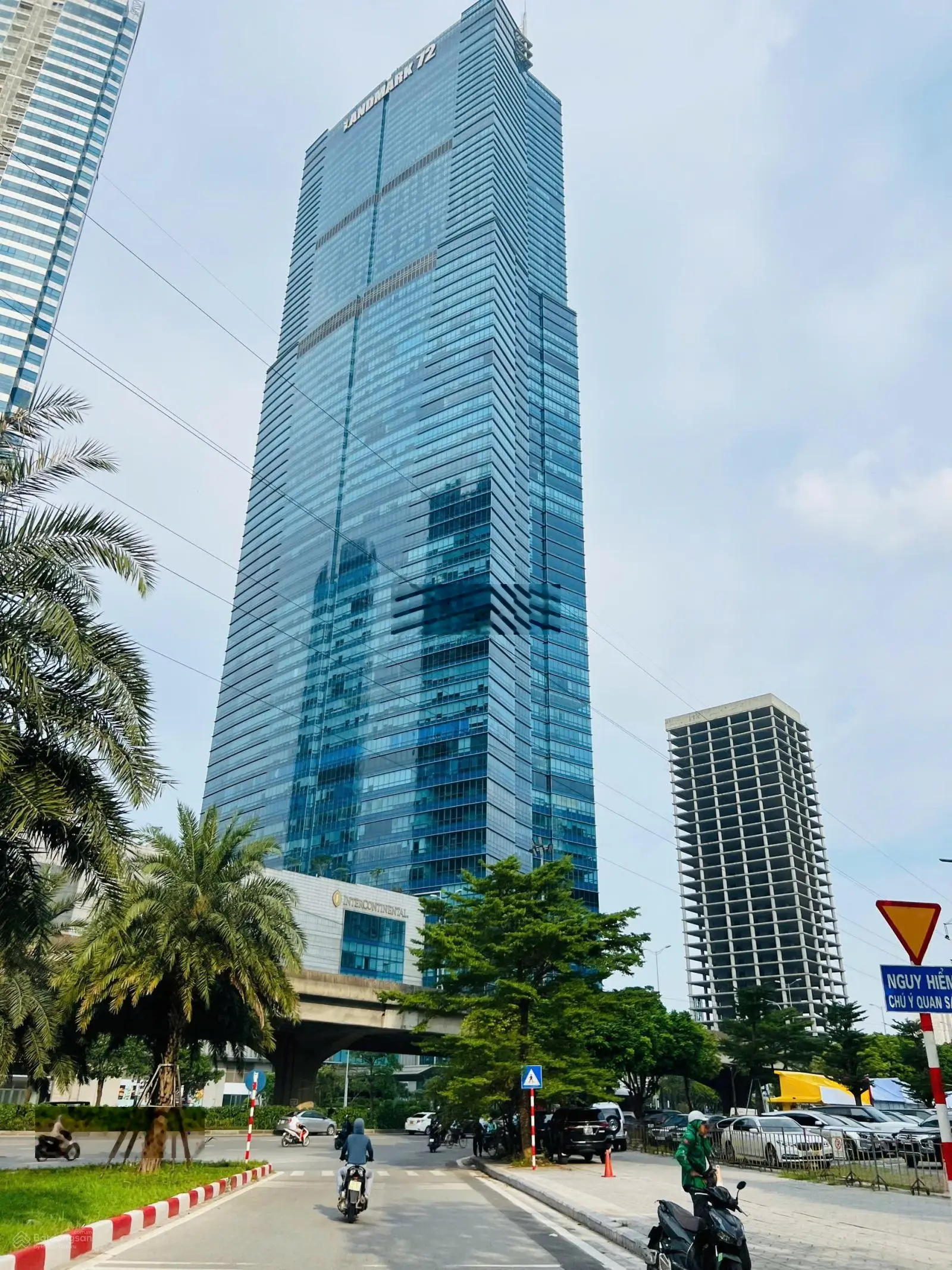 CC bán tòa nhà văn phòng trung tâm Quận Cầu Giấy, đang cho thuê 389,6tr/th. Lô góc.S270m2 MT20m, 8T