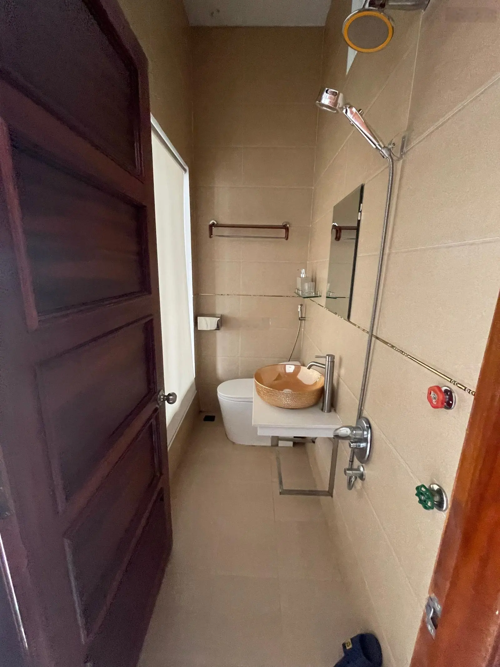 Bán khách sạn trại mát 1 trệt, 1 lầu, 2 hầm, 1 sân thượng đang KD tốt