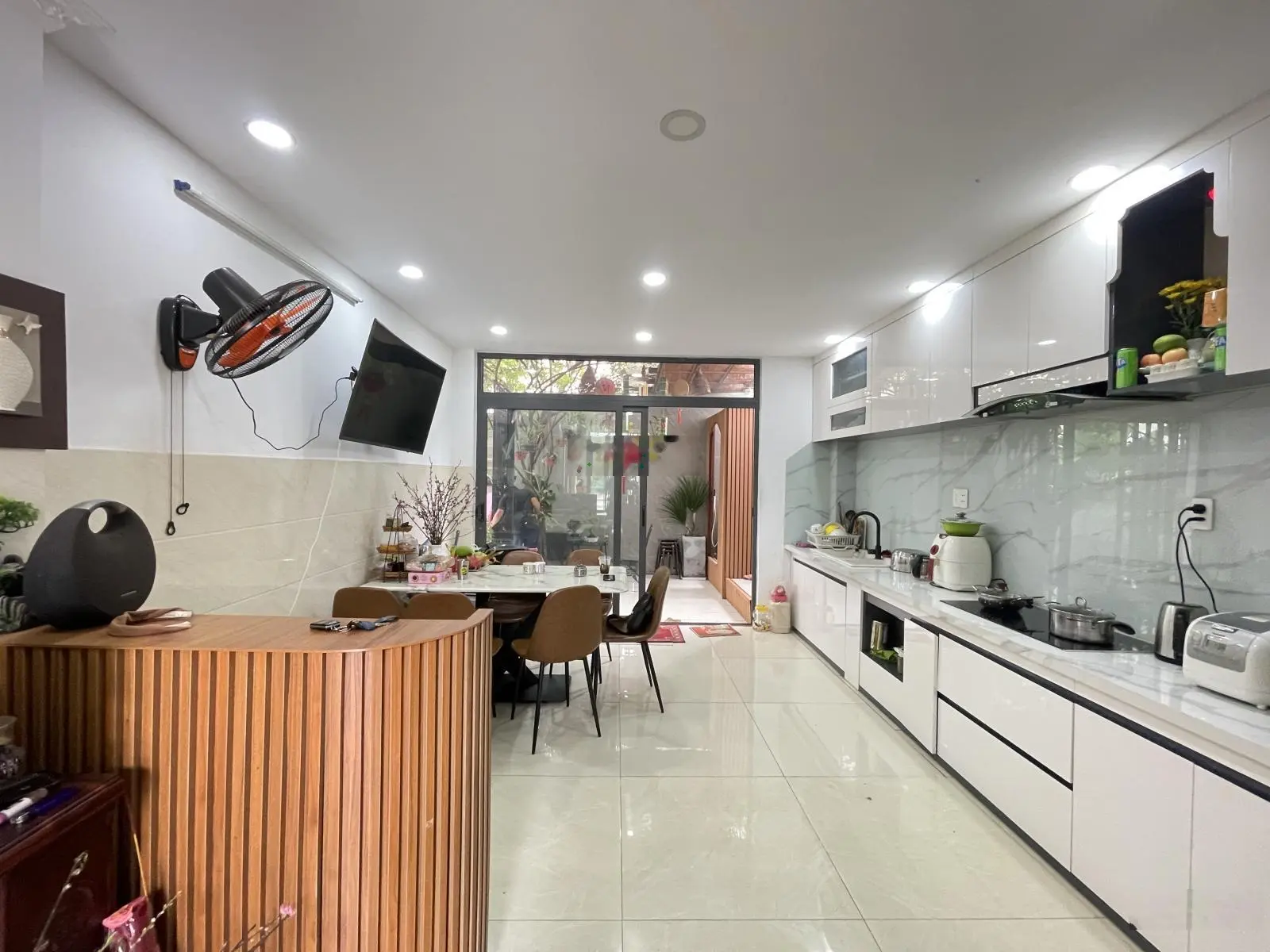 Bán Nhà Mặt Tiền Kinh Doanh Ngay Giga Mall - Đường thông 8m có vỉa hè, nội thất cao cấp có sân vườn
