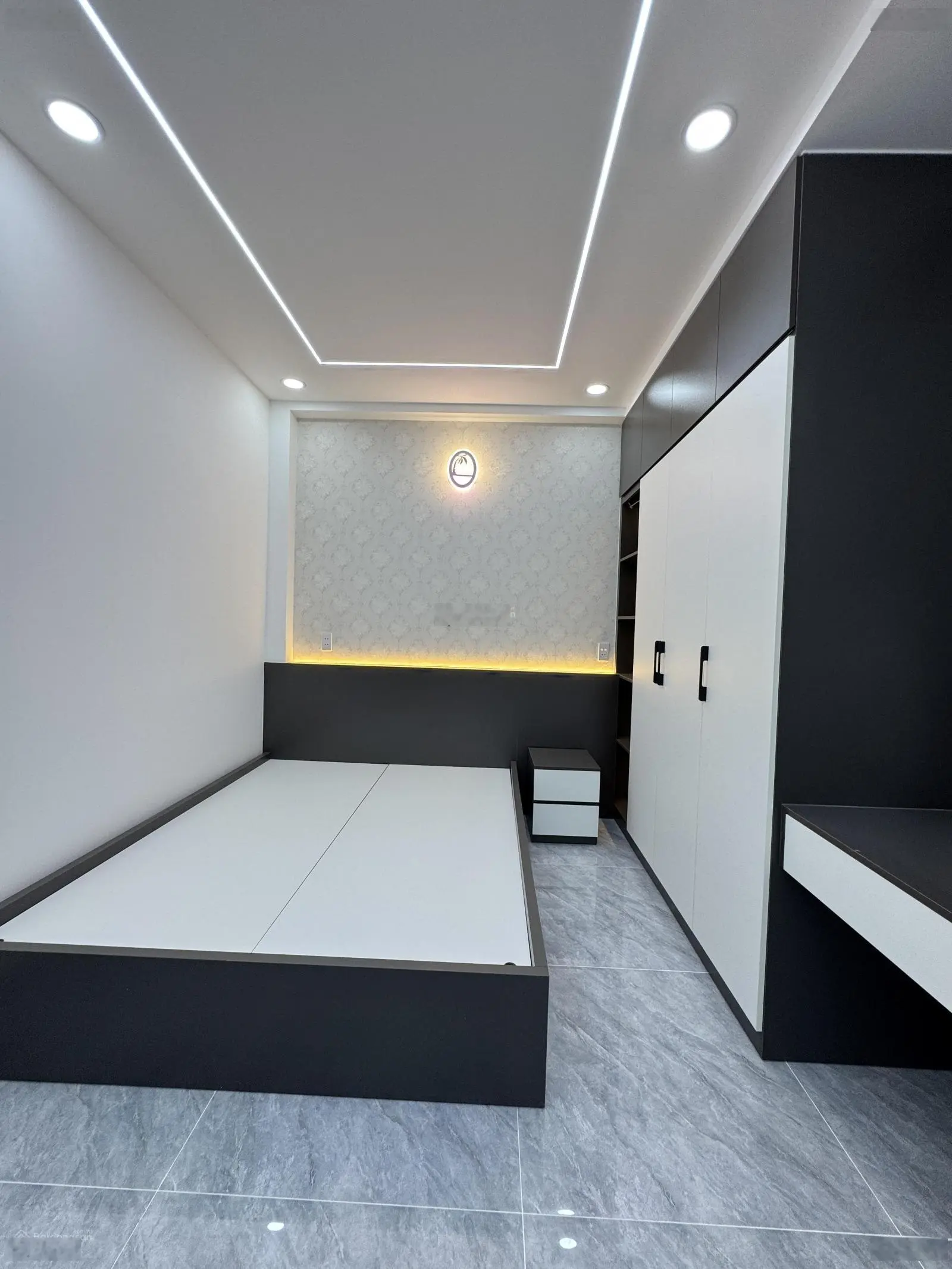 Bán nhà ngay gần chợ Bình Long, ngang 4,3m dài 12m, đúc 5 lầu, có nội thất