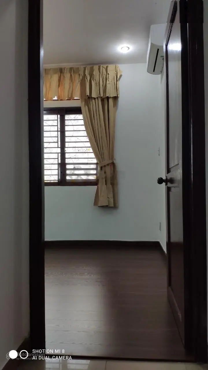 Bán chung cư 312 Lạc Long Quân, diện tích 64m2, 2 phòng, view quận 1, giá 2.6 tỉ, sổ hồng chính chủ