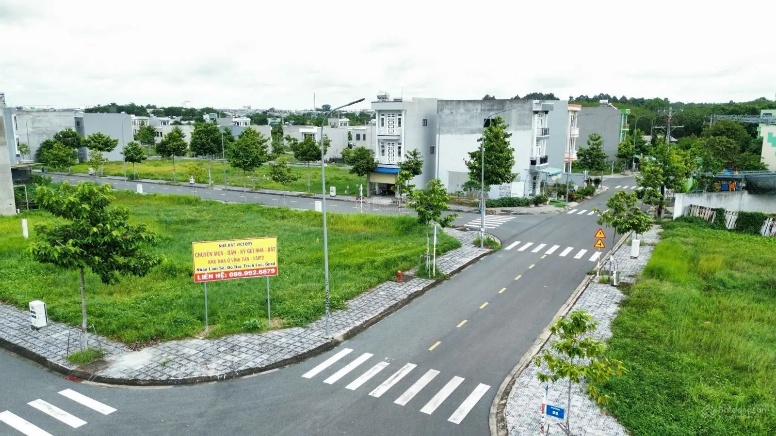 chỉ 1 lô 970tr/63m2 Vĩnh Tân, Tân Uyên, liền kề khu E Vsip2 A, sổ sẵn công chứng ngay, bank 80%