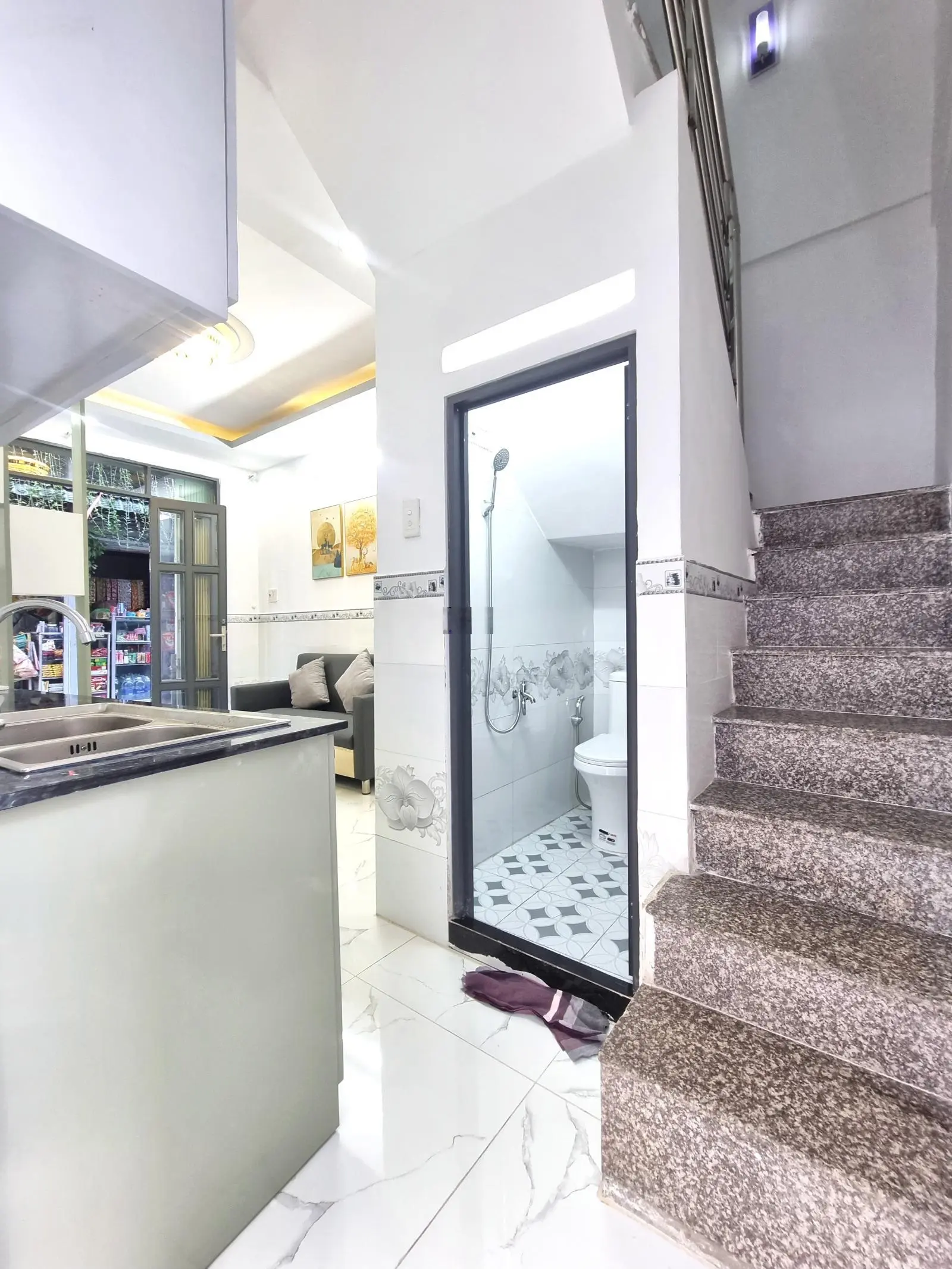 Nhà 2 lầu, mặt tiền hẻm vị trí mua bán kinh doanh đều được. Hẻm trước nhà 4m