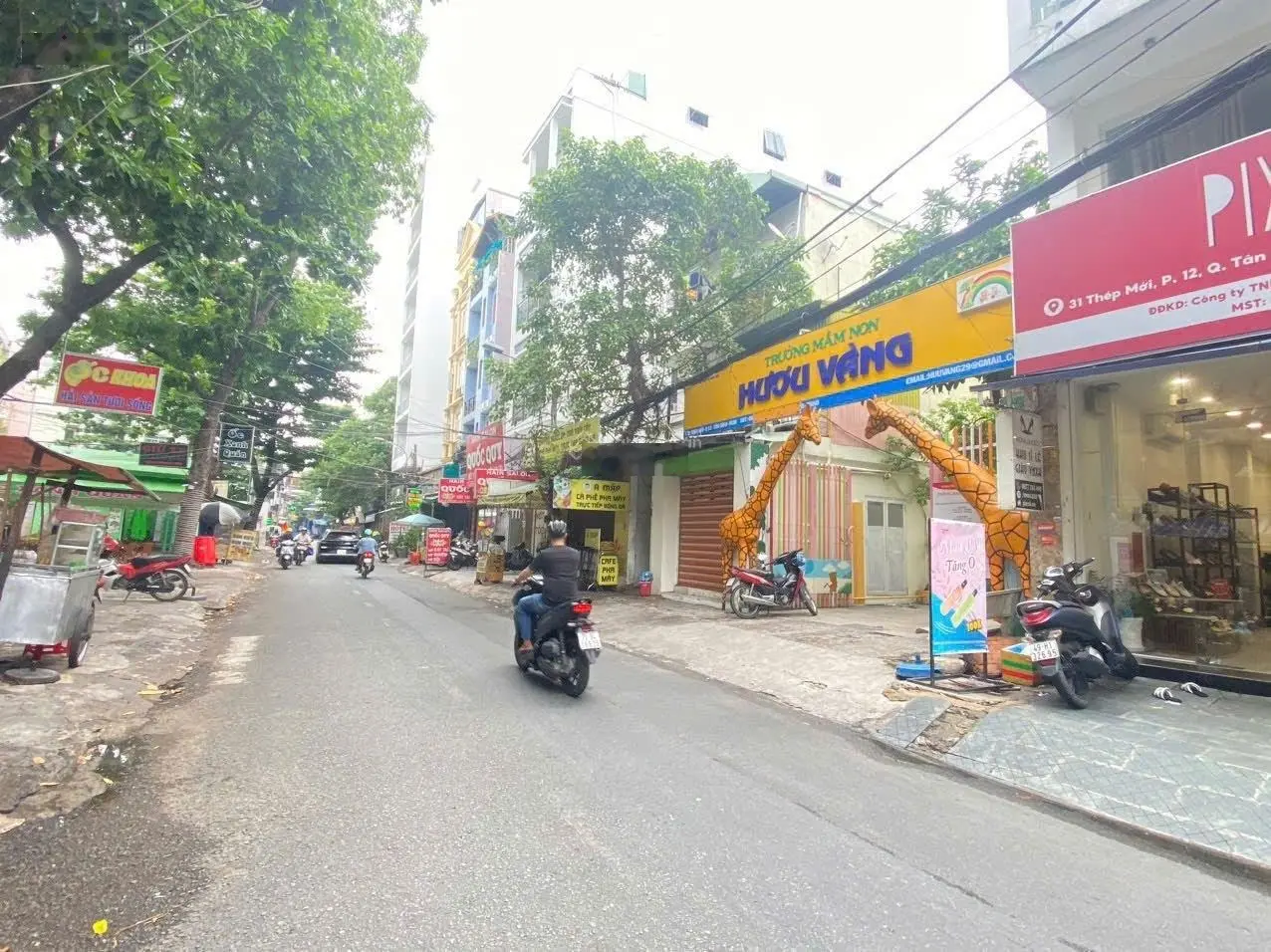 Chỉ 8 tỷ - Nhà mới 3 tầng 4.5x17m vào ở ngay chợ Hoàng Hoa Thám P13 QTB -20m ra Mặt tiền, sát ga T3