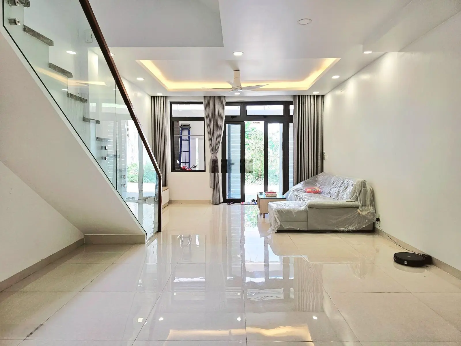 Nhà mới đẹp vào ở ngay, Hoàn công đầy đủ, Hẻm xe hơi gần Lê Văn Việt, 6.6 Tỷ
