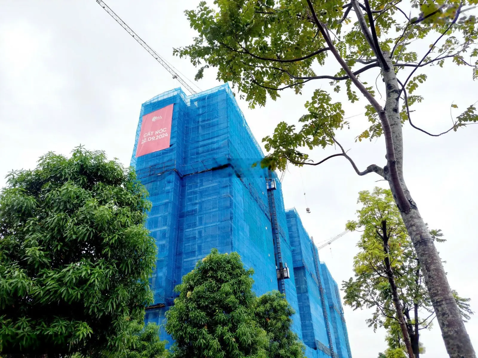 Bán quỹ căn 101m2( 3pn+ 2vs)- giá 56 triệu/m2- bc đông nam- view hồ cực đẹp