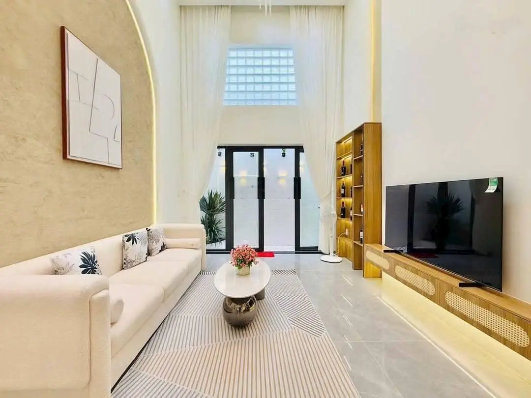 Nhà rất đẹp,full nội thất giá 13,5 tỷ Nguyễn Văn Nghi,P7, 3 lầu, 4,5x24 ngay Phòng Cháy Chữa Cháy 5