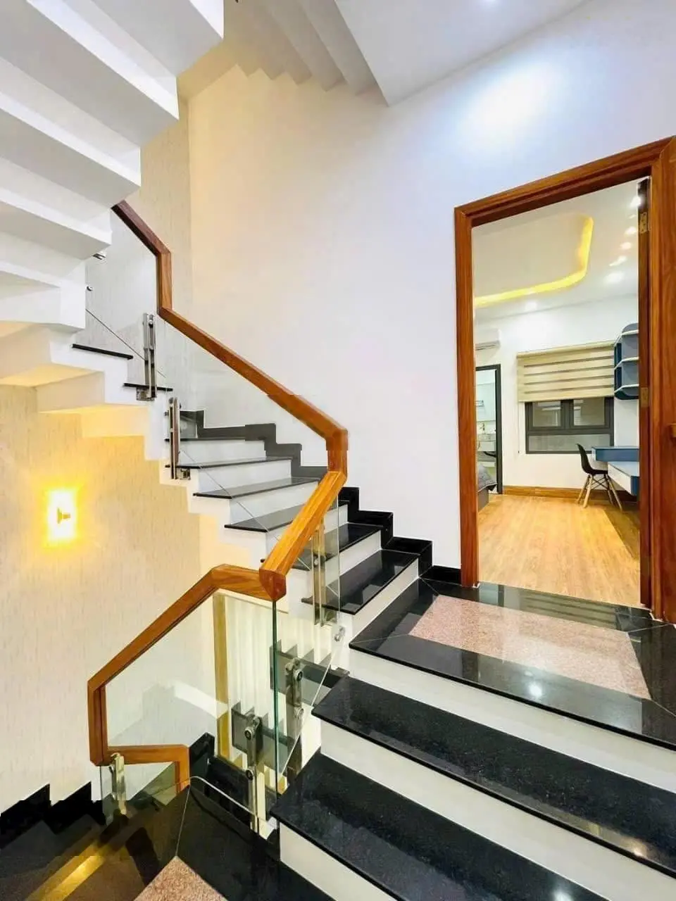 Nhà 60m2 đường Số 13, P4, Q4 gần hồ bơi Vân Đồn. Xây 1 trệt 4 lầu đúc, hẻm 5m