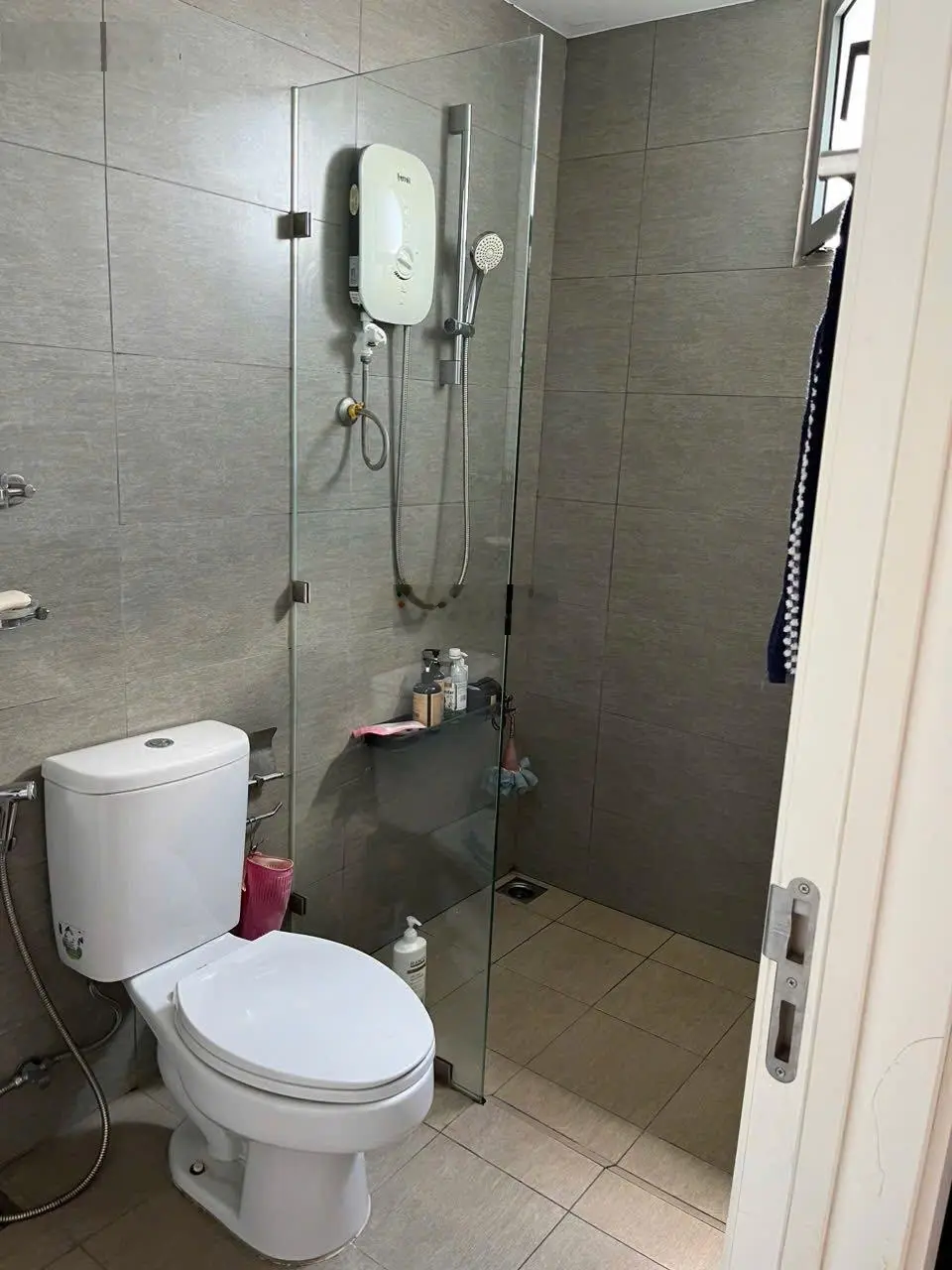 Cần bán căn góc 72m2 gồm 2 PN và 2 WC full nội thất. CC Hausneo, Quận 9 đã có sổ hồng
