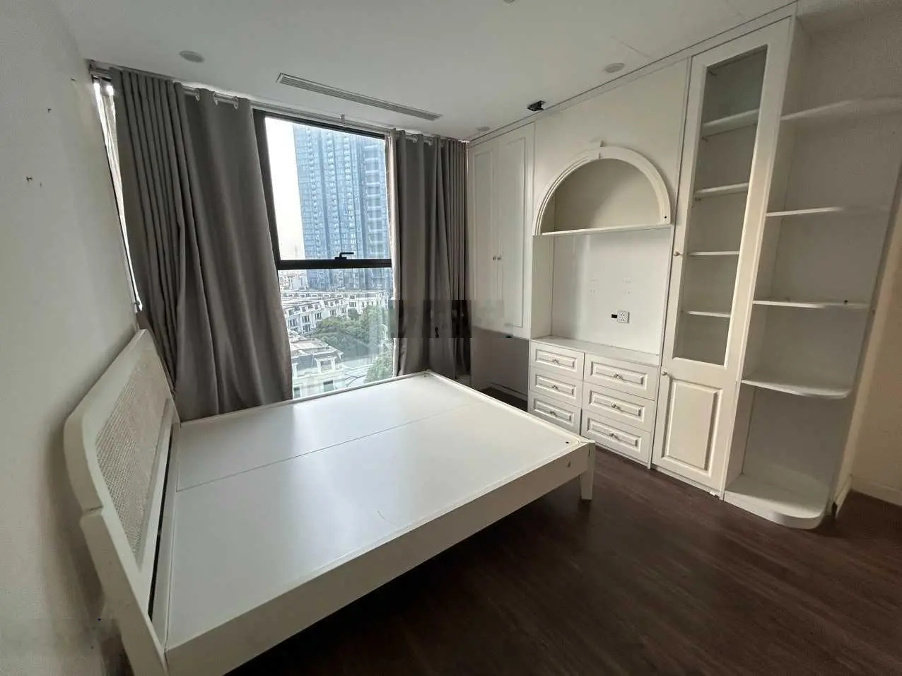 Cần bán Sunshine City, 98m2 sửa đẹp 2PN, 2WC, 2 logia, có sổ giá tốt 6.8 tỷ. LH 0966 286 ***