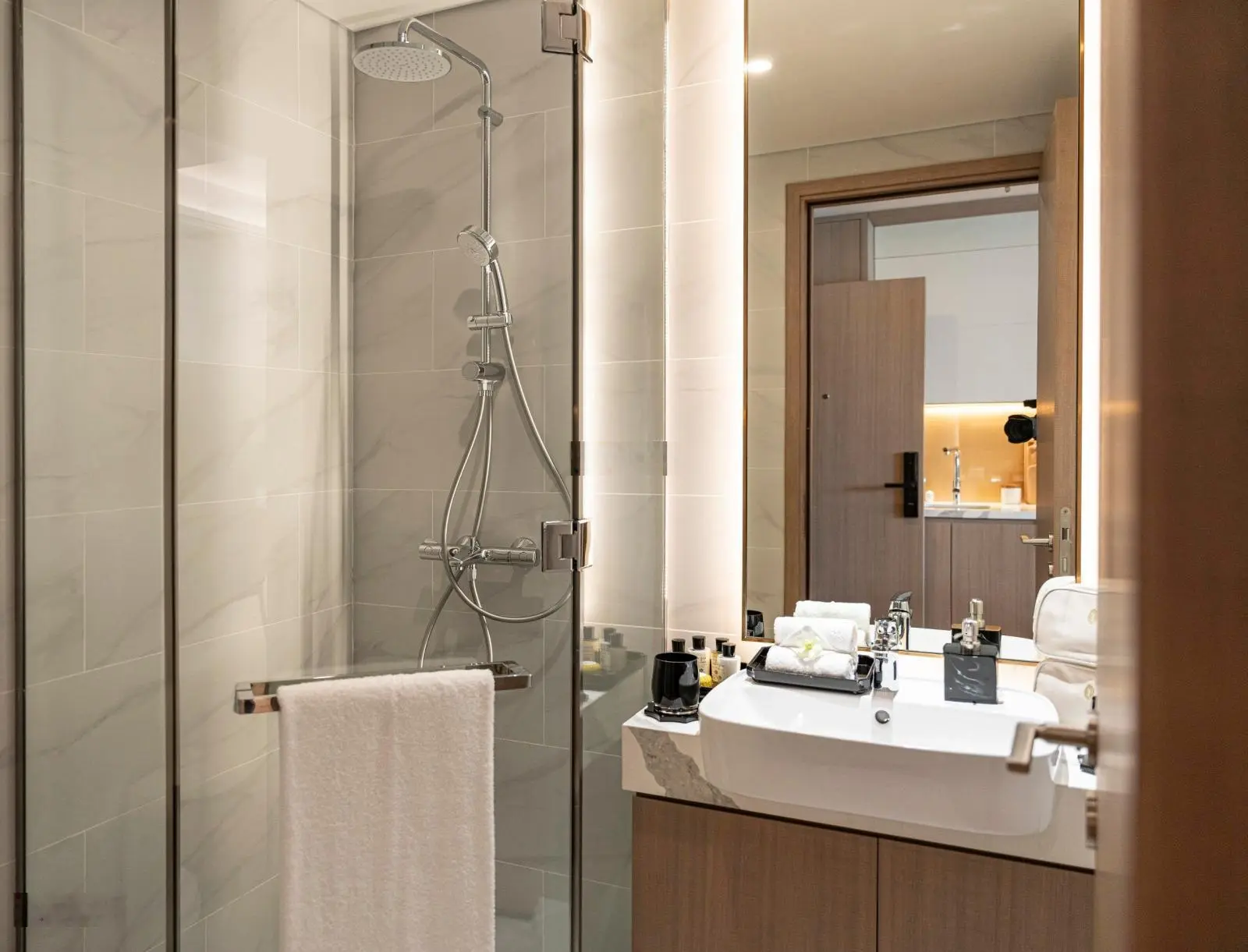 Chủ đi nước ngoài định cư cần nhượng lại căn hộ mới, đẹp sát sông Đà Nẵng. View sông Hàn, thành phố