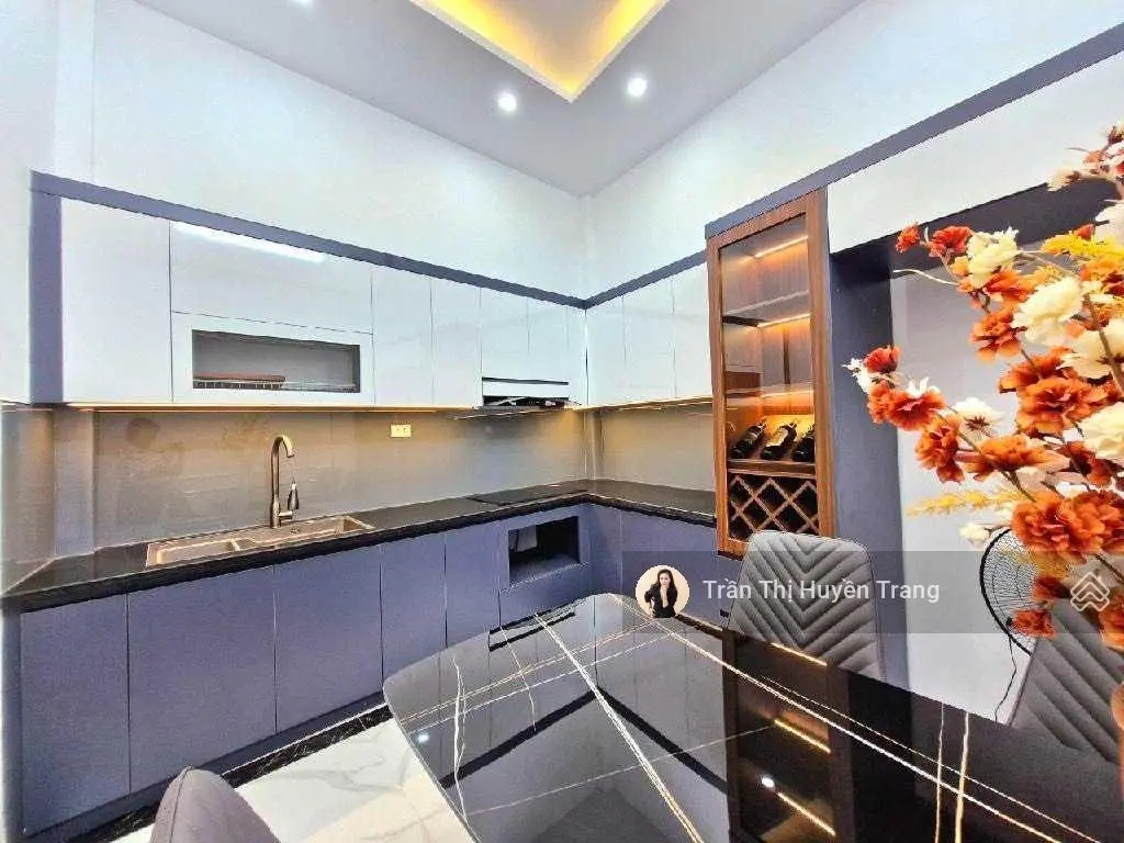 Bán nhà đẹp 40m2 Cầu Giấy, 4 tầng 4 ngủ, ngõ thông, ô tô đỗ cửa, 8 tỷ 100