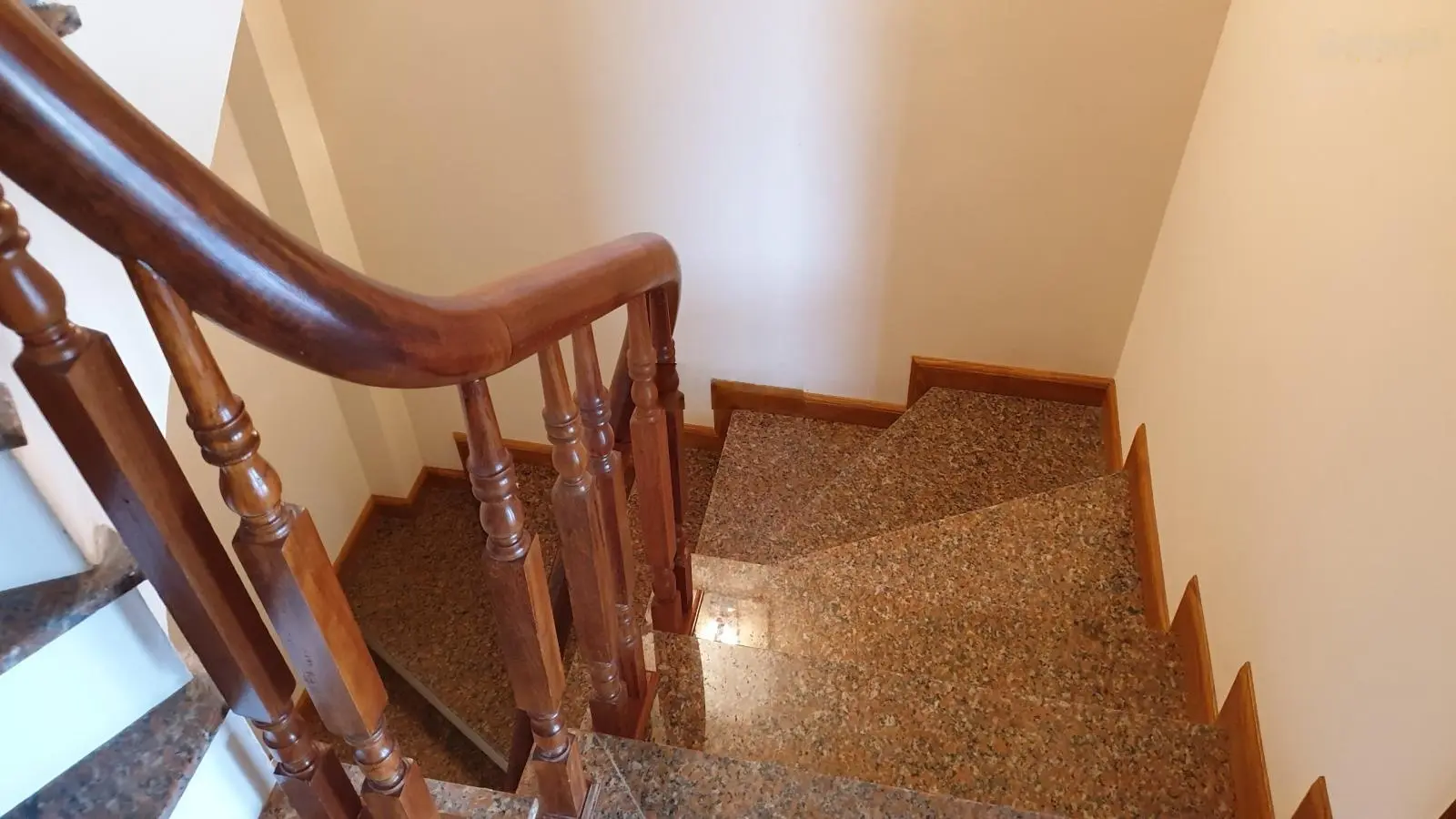 Chính chủ bán nhà giá rẻ ngõ 89 Lạc Long Quân, cực gần phố 35m2 x 3 tầng nhà dân chắc chắn, ngõ đẹp