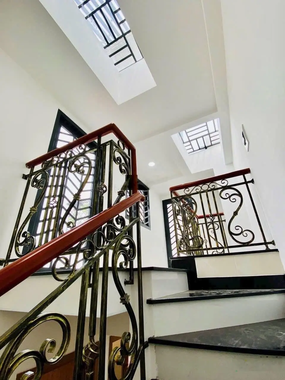 Bán gấp giá tốt nhất 3tỷ7 quay đầu trong khu vực quận 10. Dt 65.1m2, shr, hđt cao 17triệu/1tháng.