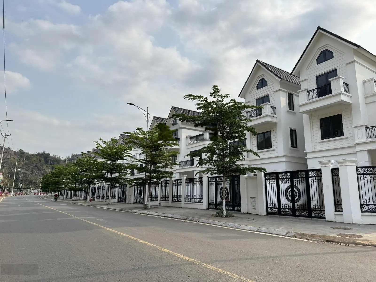 Chính chủ bán lô góc 2 mặt tiền view vườn hoa Appolo - dự án Picenza Sơn La. Đã có bìa đỏ