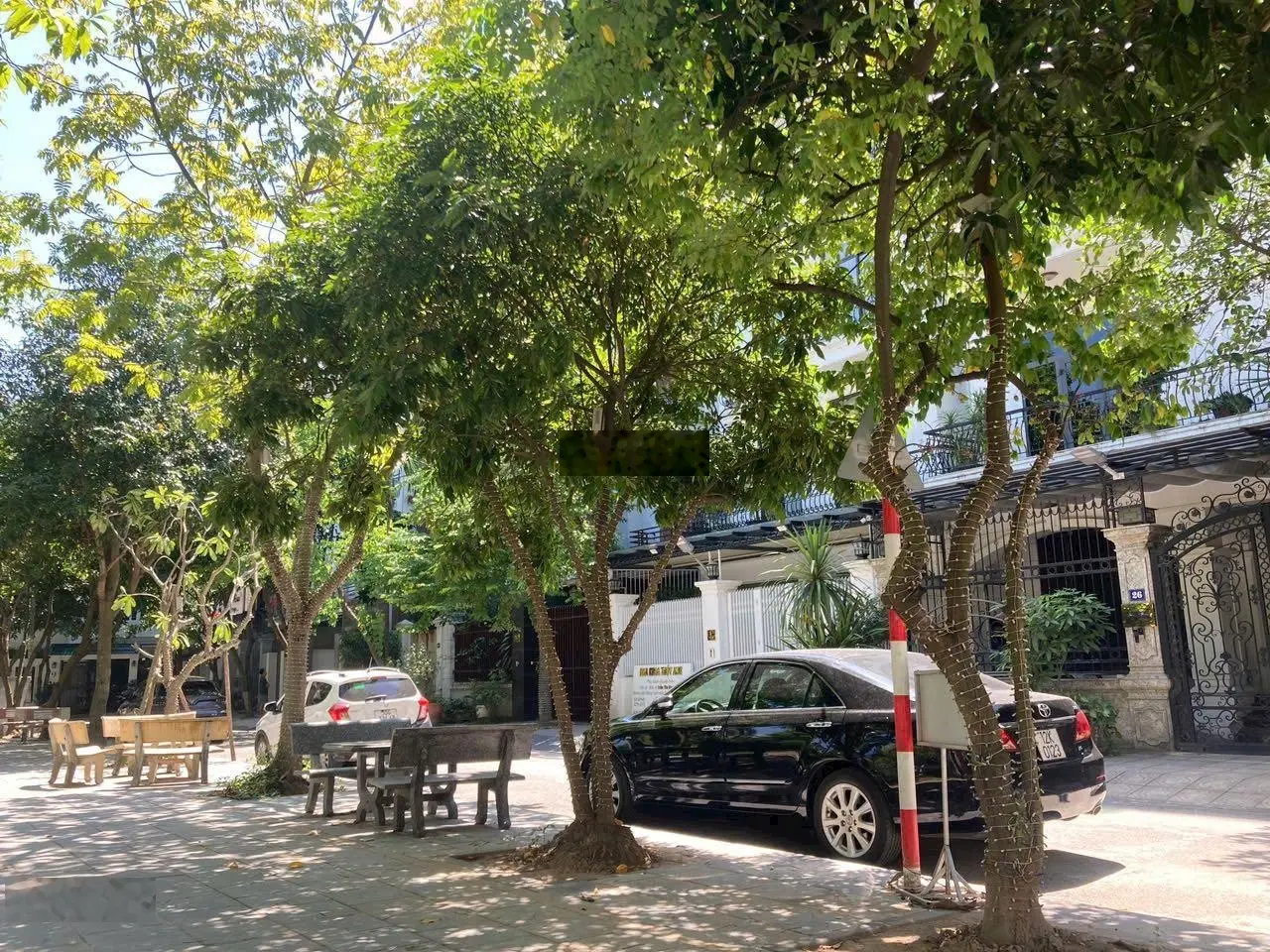 Bán Căn Biệt Thự 4 tầng mặt Vườn Hoa KĐT Sài Đồng 2 mặt Đường Trước Sau Rất Giá Trị.
