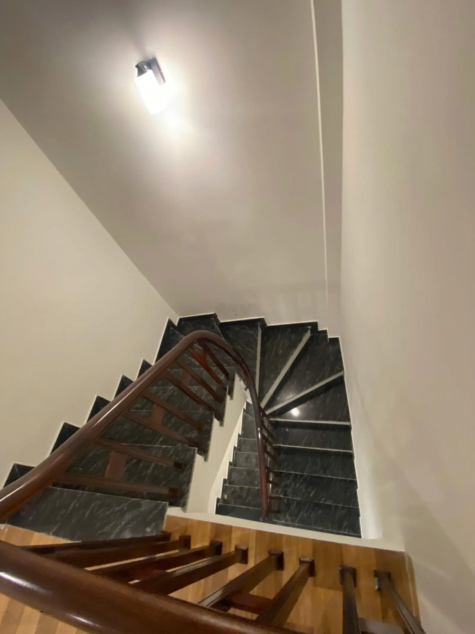 Bán nhà Phúc Lợi 46m2 x 6 tầng hơn 6 tỷ thang máy gara ô tô 7 chỗ nở hậu cạnh Vinhomes