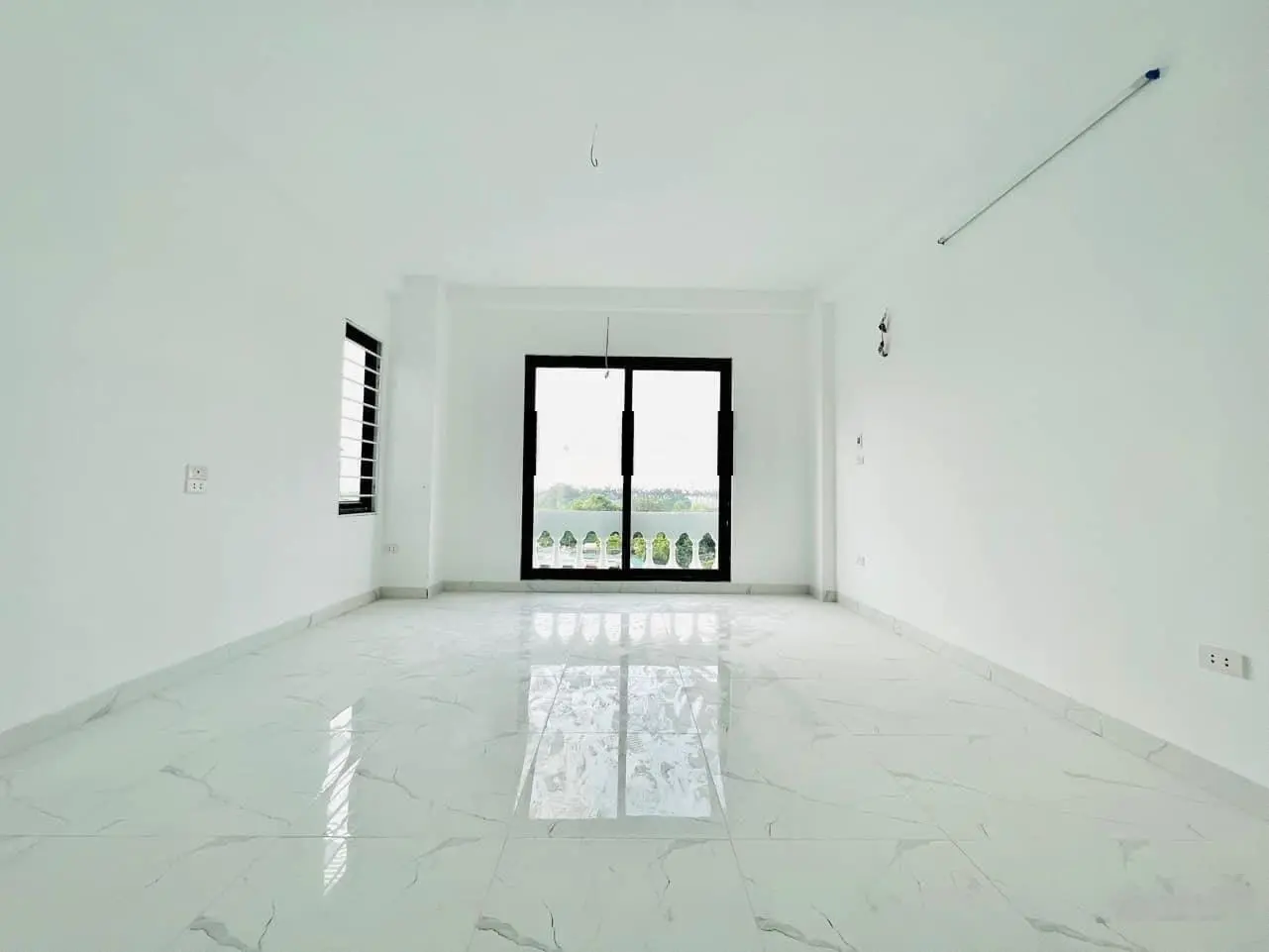 Bán nhà 4 tầng mới. DT: 51.5m2, 6 PN tại 896 Nguyễn Khoái giá 5tỷ
