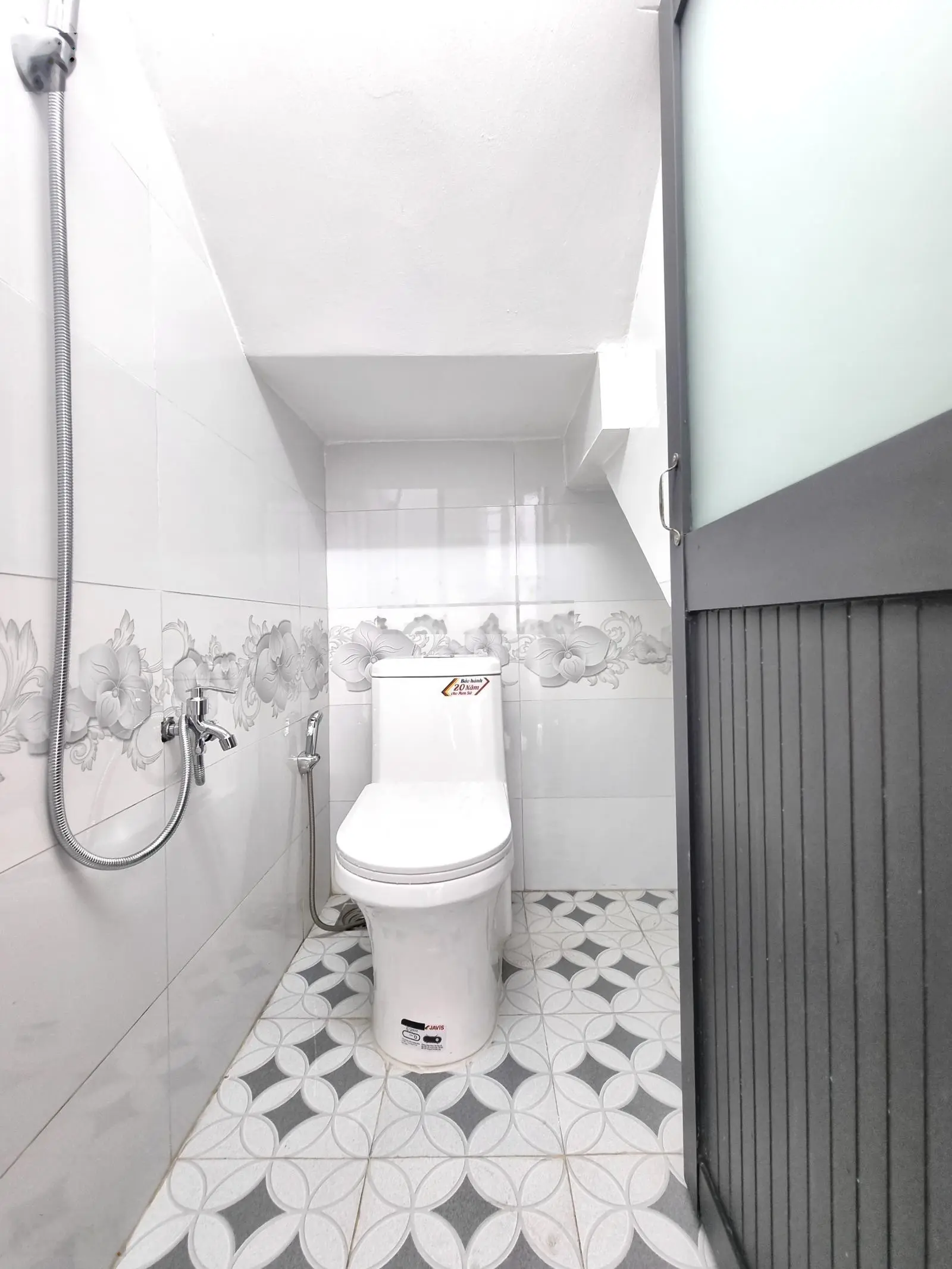 Nhà 2 lầu, mặt tiền hẻm vị trí mua bán kinh doanh đều được. Hẻm trước nhà 4m