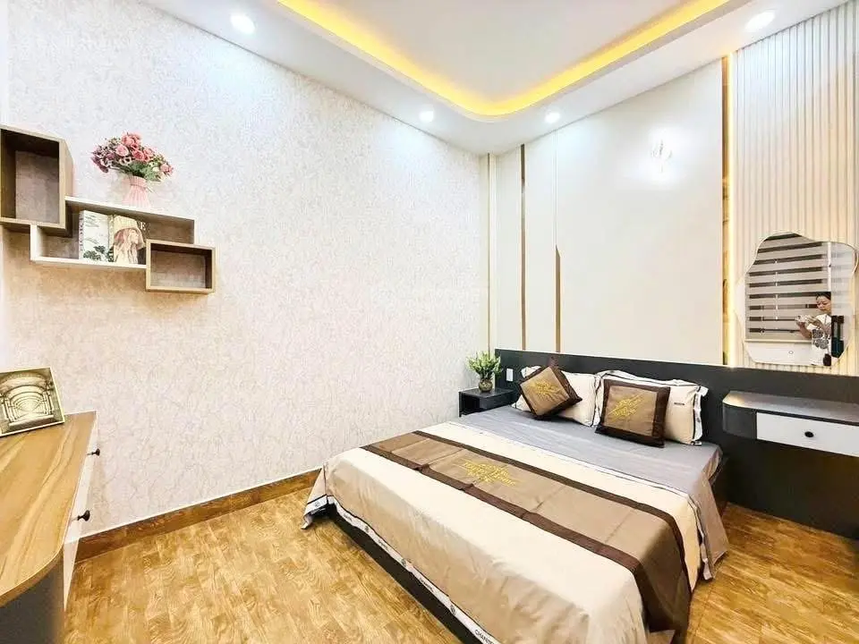 Nhà căn góc 2 mặt hẻm xe hơi với 6 phòng ngủ siêu đẹp, 3 lầu, gần emart