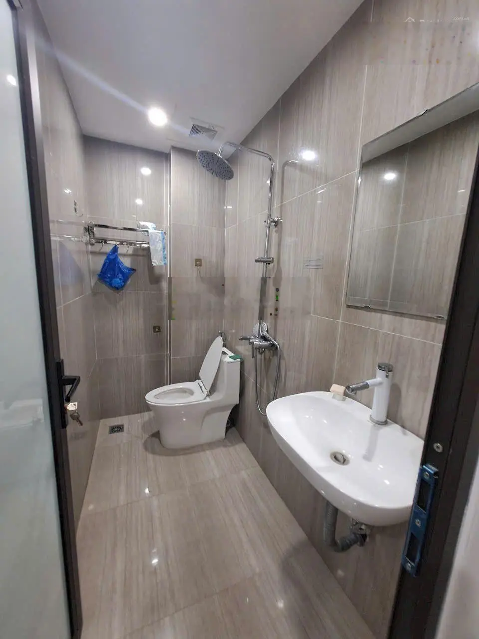 Bán Nhà Siêu Đẹp Thạch Bàn hơn 4 tỷ 31m2 x 5 tầng ngõ nông có sân để xe cạnh công viên hồ