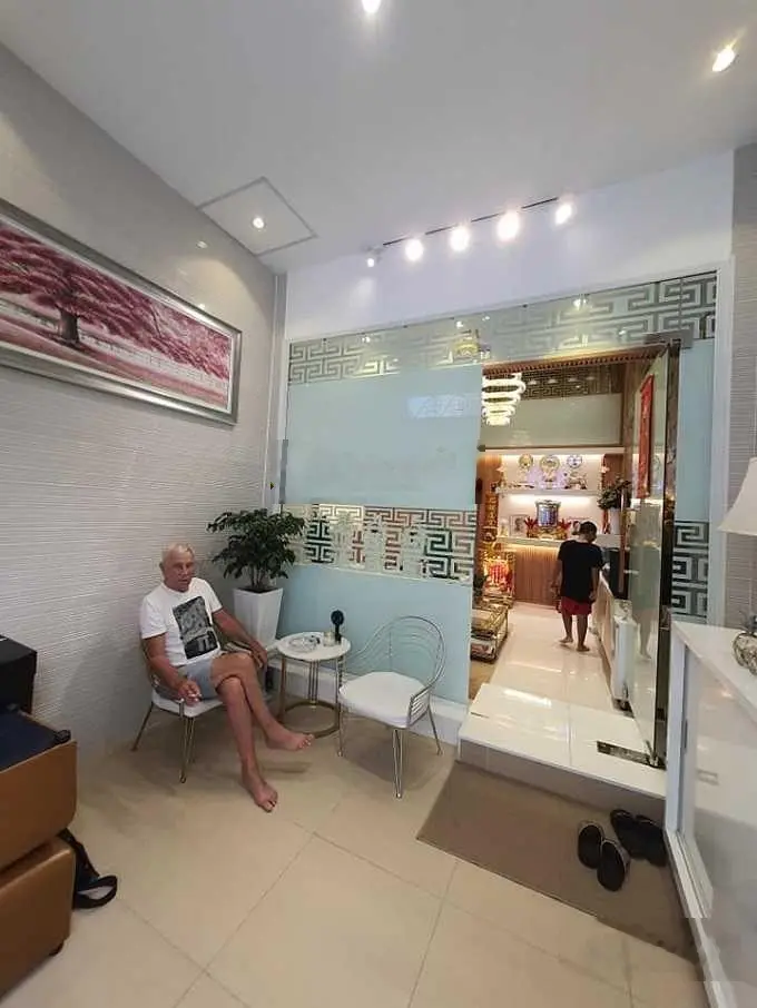 Nhà HXH hạ chào 2,5 tỷ, Nguyễn Trãi, Nguyễn Cư Trinh, Q1, 64m, 2 tầng
