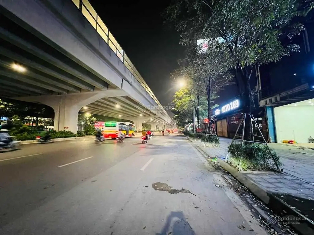 Mặt phố Phạm Văn Đồng 112m2. 3 tầng. Lô góc. 6. 1 MT (nở hậu) kinh doanh luôn. Sổ CC sang tên ngay