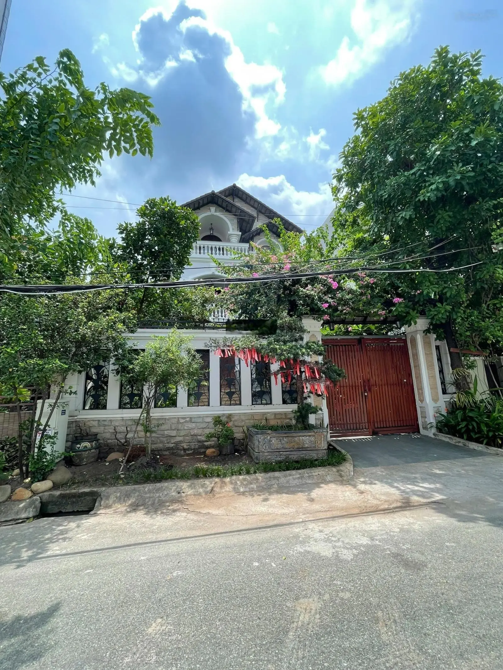 Biệt thự 200B14 Nguyễn Văn Hưởng, P. Thảo Điền, Quận 2. DT: 12x29m 3 lầu. Giá bán 75 tỷ
