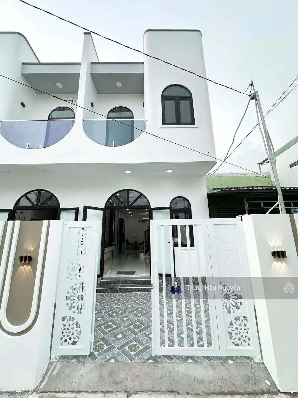 Nhà hẽm ô tô 2,5m số 863 Nguyễn Trung Trực, Nhà 2 tầng, mới 100%, hoàn thiện nội thất cao cấp, SHR