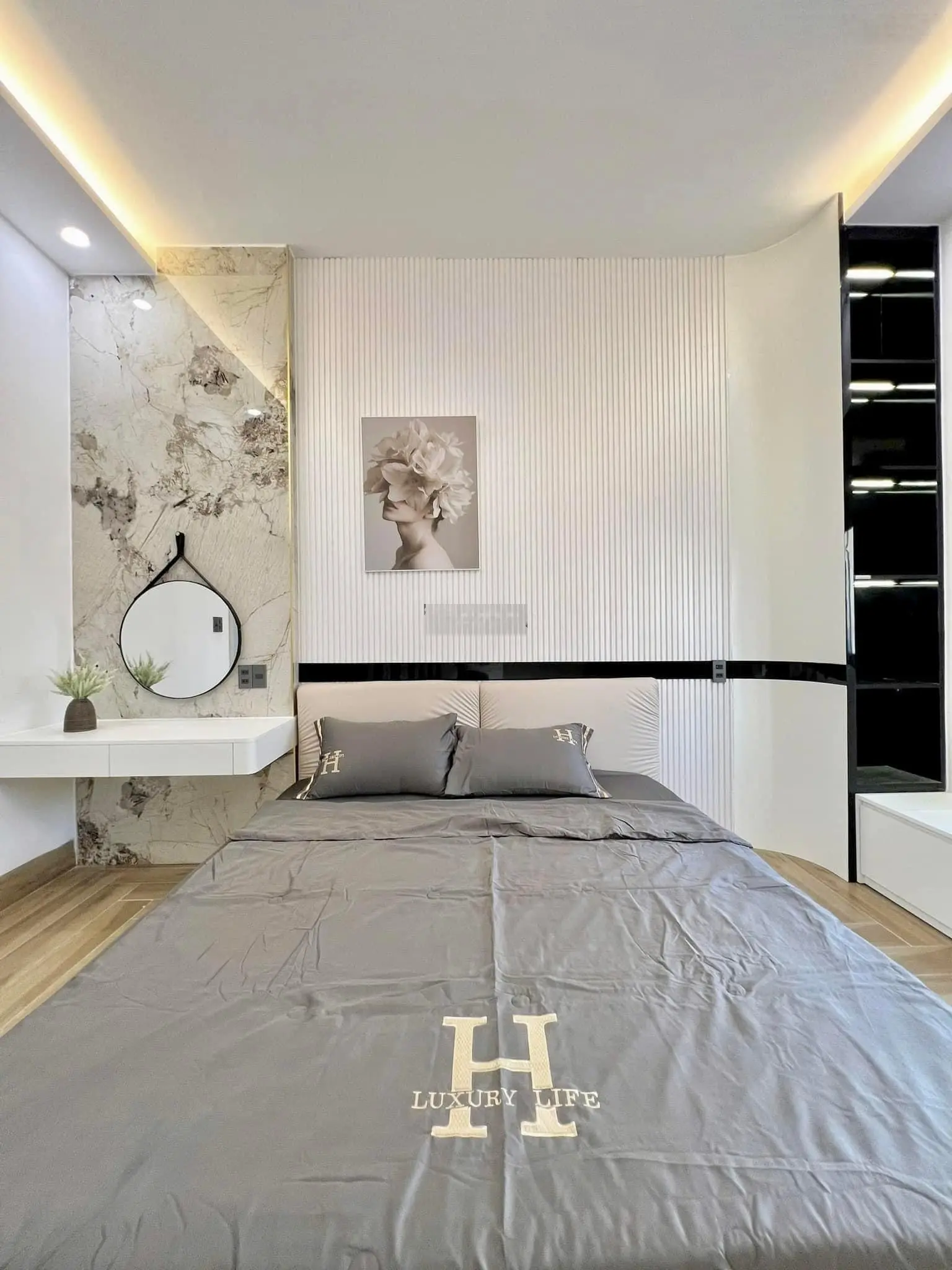 Bán nhà đẹp 3 tầng full nội thất tâm huyết toạ lạc tại Nam Hoà Xuân, sau lưng shophouse Minh Mạng