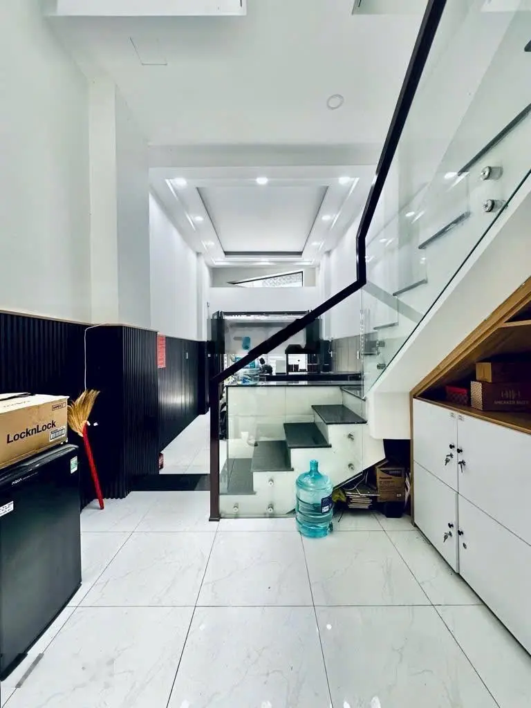 Mua ngay nhà Lý Chính Thắng, Quận 3, 50 m2, có HĐ thuê, SHR