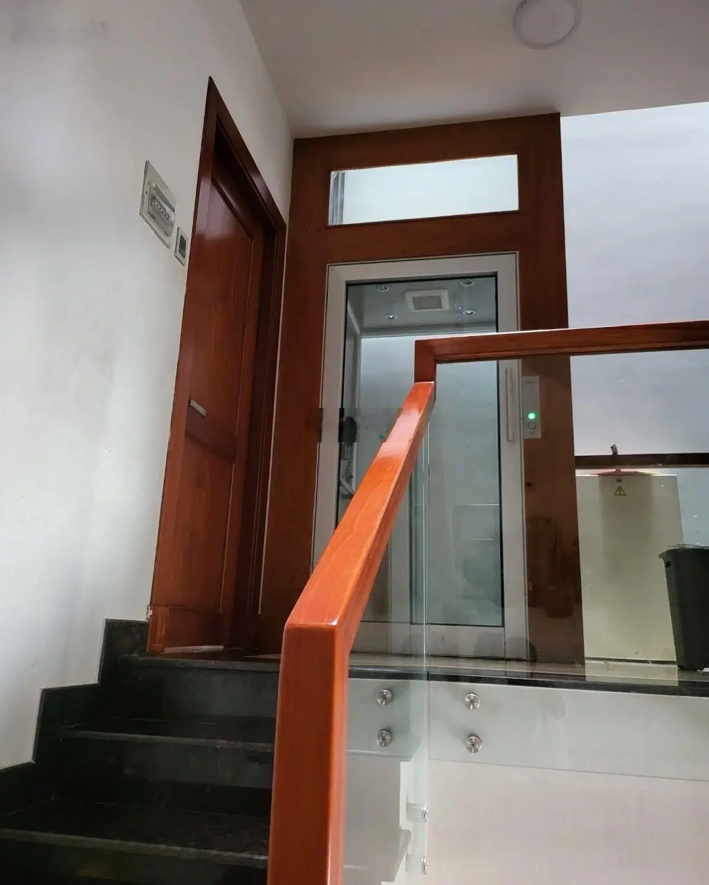 Nhà MT Nguyễn Hồng Đào Nhà mới có thang máy 5x20m, với 5 tấm HDT 50tr