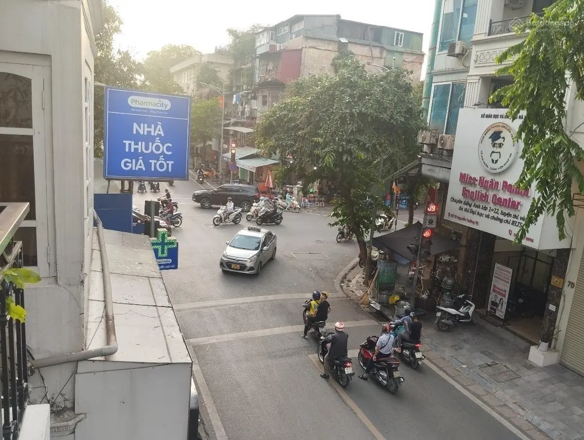 Bán nhà mặt phố Nguyễn Trường Tộ, Ba Đình. Vị trí vàng, kinh doanh, vỉa hè siêu rộng. 30m, 4 tầng