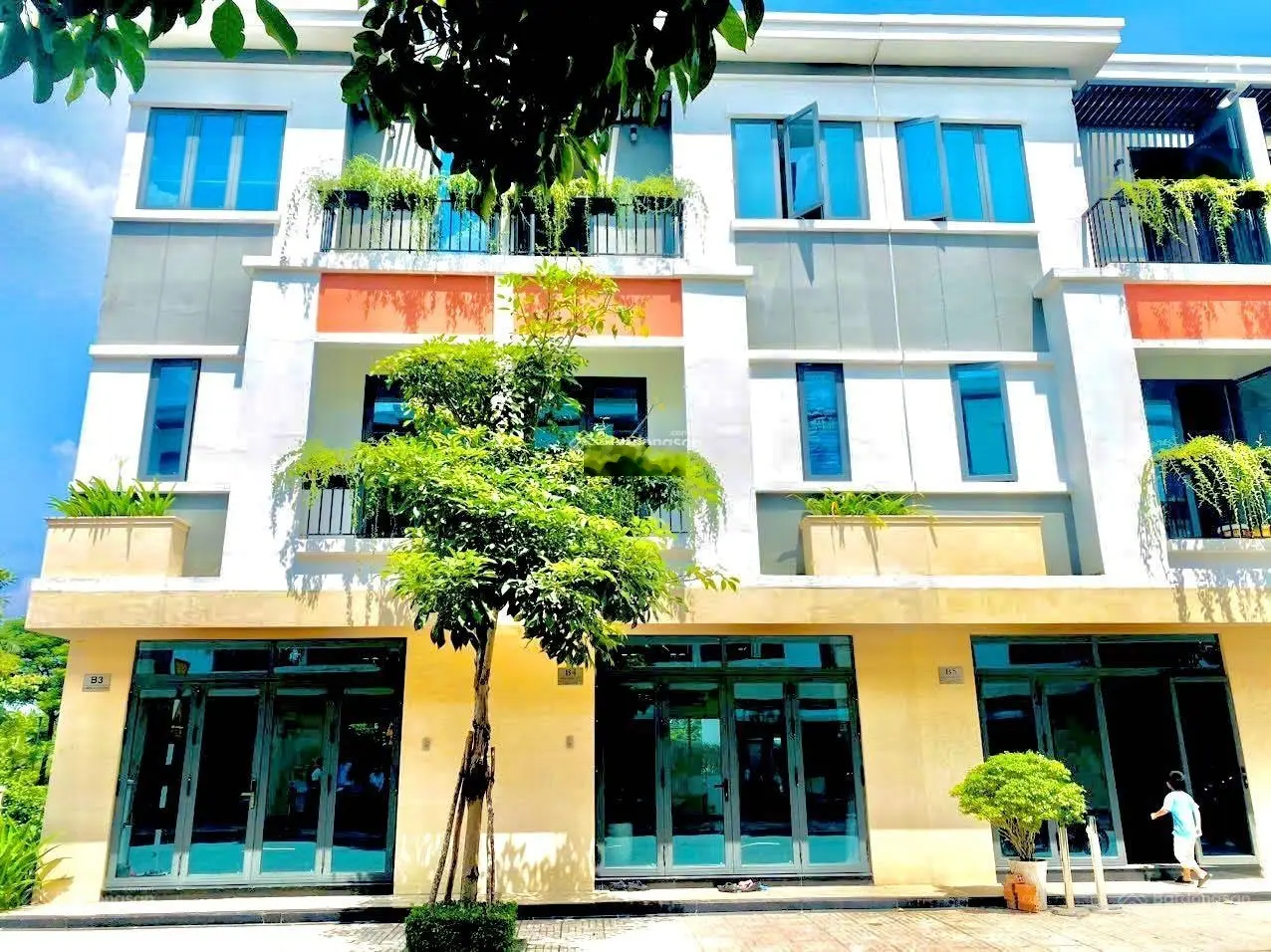 Bán nhà phố đẹp 1 trệt, 2 lầu, 3 PN, 3 WC và sân vườn đường DT743 giá 3 tỷ 3 TL