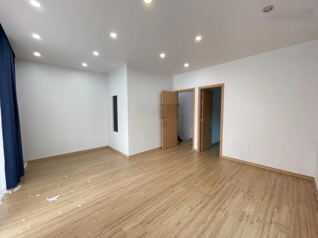 Chính chủ bán căn nhà siêu rẻ, diện tích thực tế 75m2, trung tâm phường, sát chợ đầu mới, vườn hoa