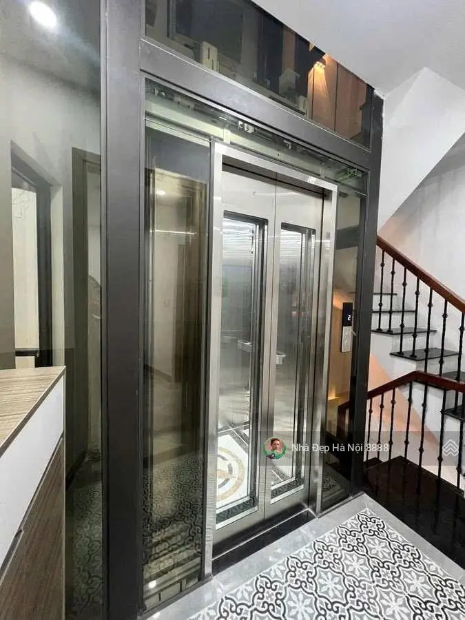 Chỉ cách hồ 20m một căn nhà mới xây kiêu hãnh vươn lên giữa lòng phố 6 tầng, thang máy mặt tiền 4m