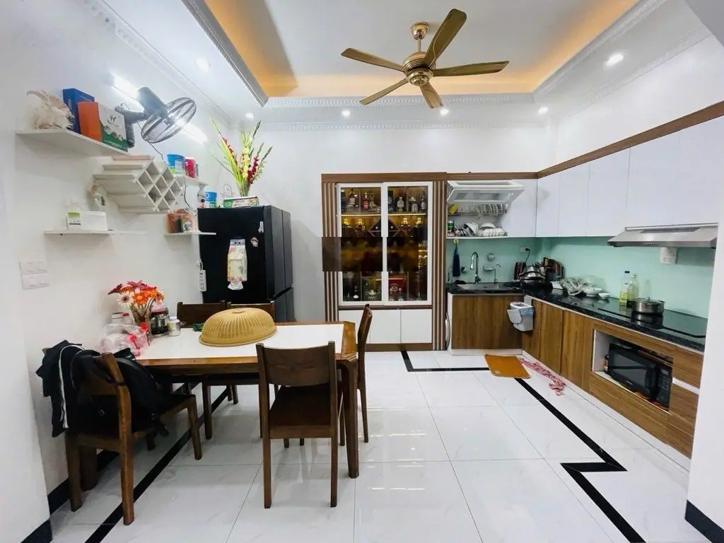 Nhà phân lô Nguyễn Đổng Chi. DT 37m2* 5 tầng, MT đẹp. Ngõ thông, sát phố, full tiện ích xung quanh