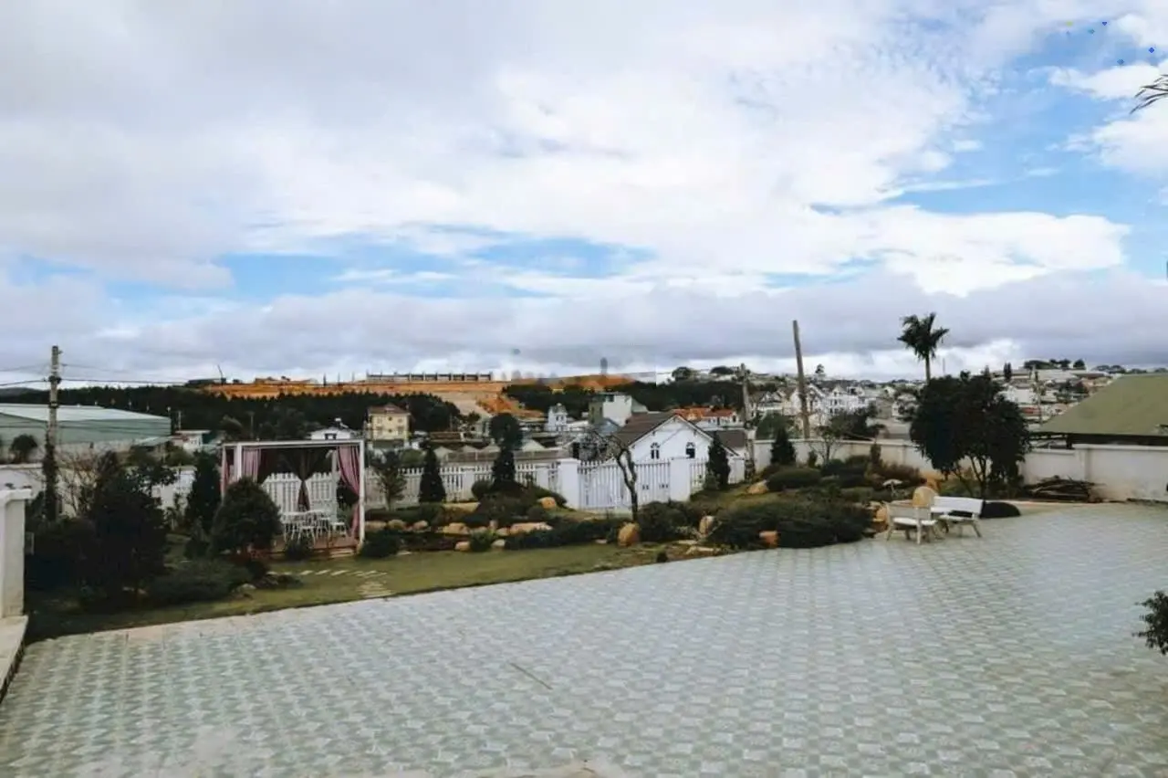 Bán biệt thự 2 mặt tiền đường đông tĩnh, phường 08, tp đà lạt. dt: 955 m2 , giá: 40 tỷ. 0908 748 ***