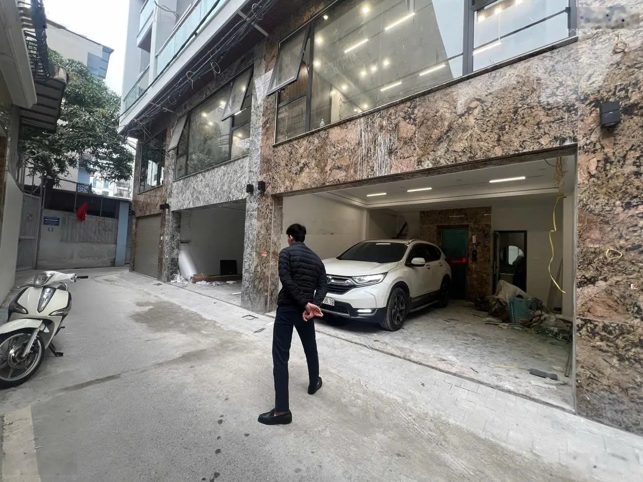 Nhà đẹp phố trạm long biên hà nội cầu thang máy fun nội thất 45m2